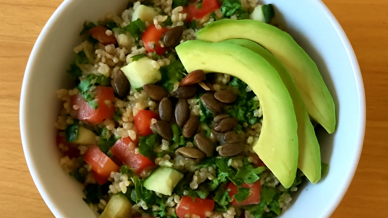 Quinoa-Taboulé mit gerösteten Kürbiskernen und Avocado"